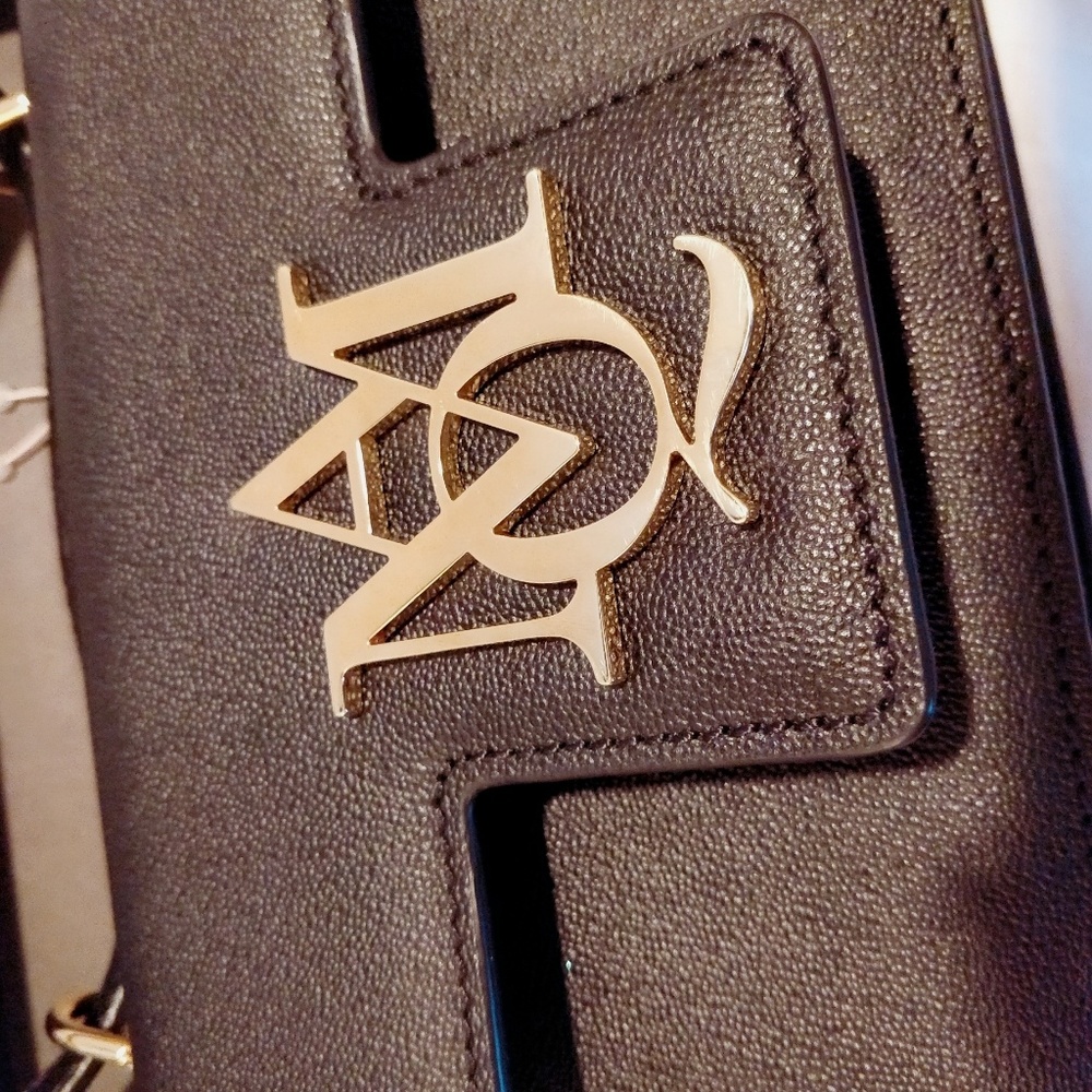 Authentic Alexander McQueen
Insignia
Leather bag - Picture 3 of 8